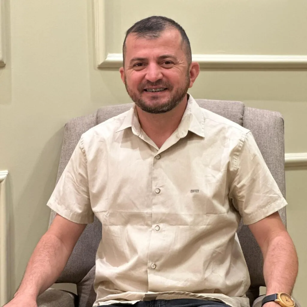 Marcelo Cleverton sentado em poltrona no consultório